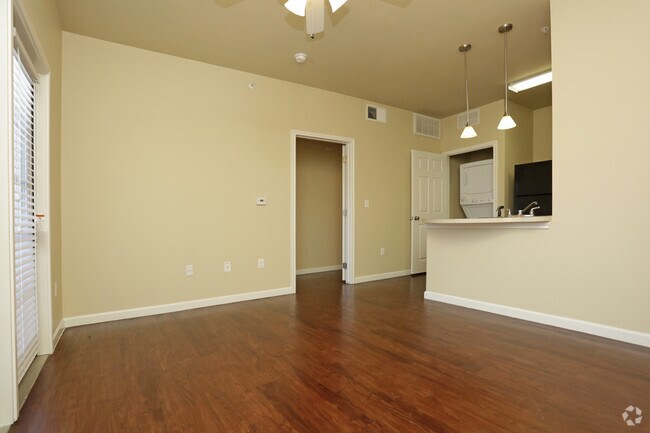 1 BD, 1 BA - 579 SF