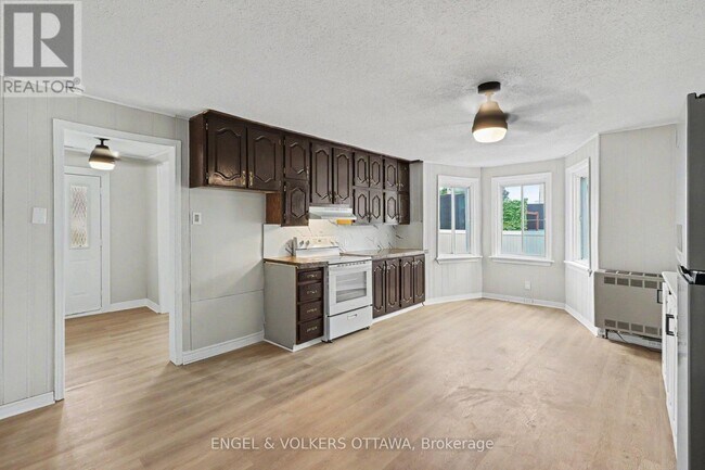 Photo - 728 Laval St