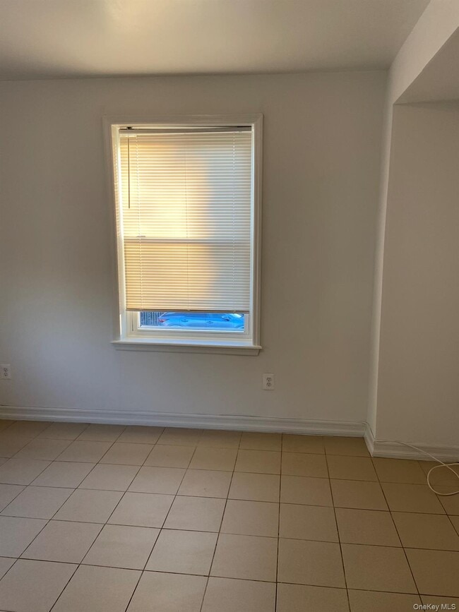 Photo - 31-17 Buell St