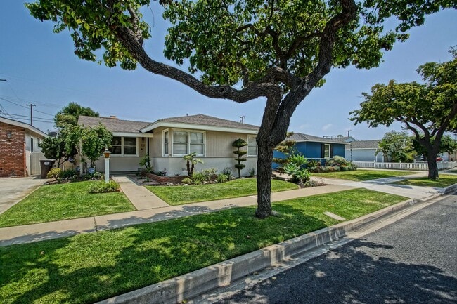 Building Photo - CHARMING, BRIGHT & SPACIOUS HOLLYGLEN 3BR2BA + DEN W/ SPACIOUS FRONT & REAR YARDS, LARGE DRIVEWAY...
