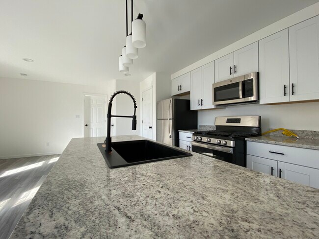 Photo - 470 W 2nd St Unidad 3