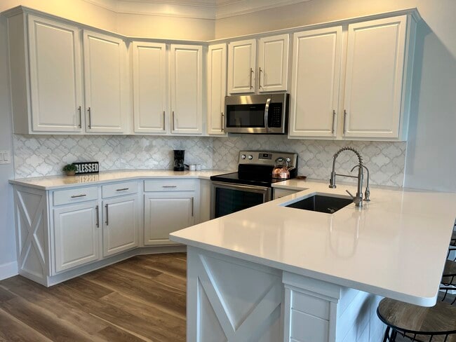 Photo - 405 W Silverthorn Ln