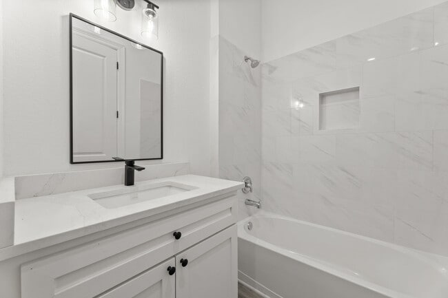 Photo - 256 Capetown Way