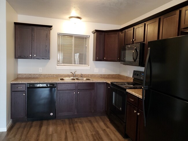 Building Photo - 412 N Sioux Blvd Unit 12