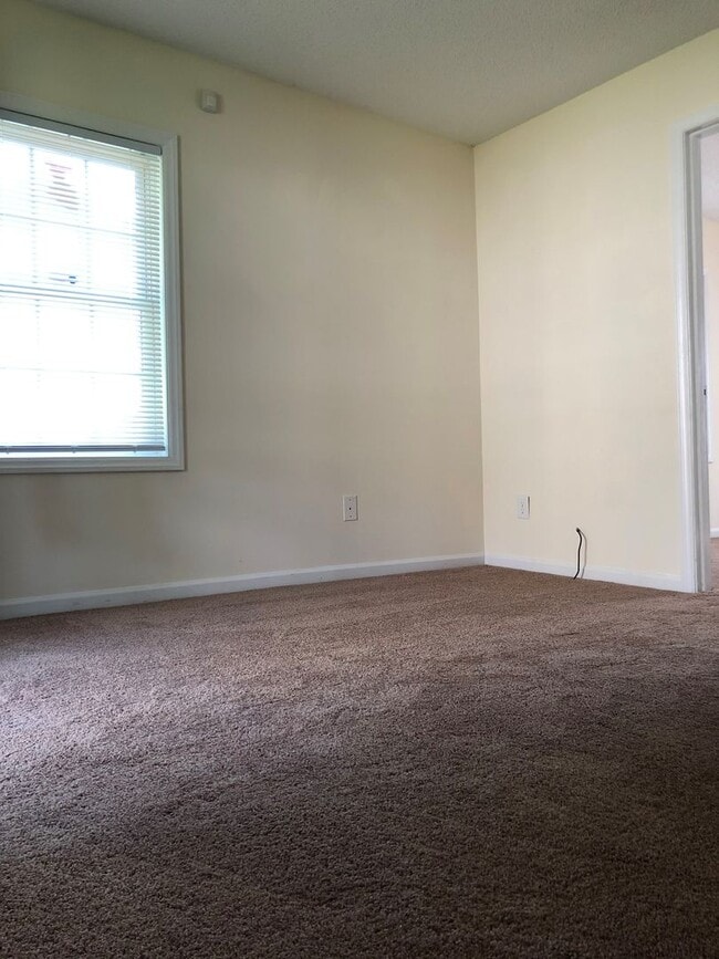 Building Photo - 2 bedroom-1 bath remodeled unit