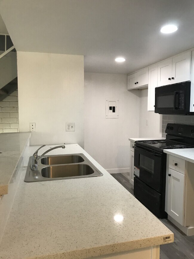 Photo - Coming Soon - Gorgeous 2 bedroom / 1 bathroom in Marina Village