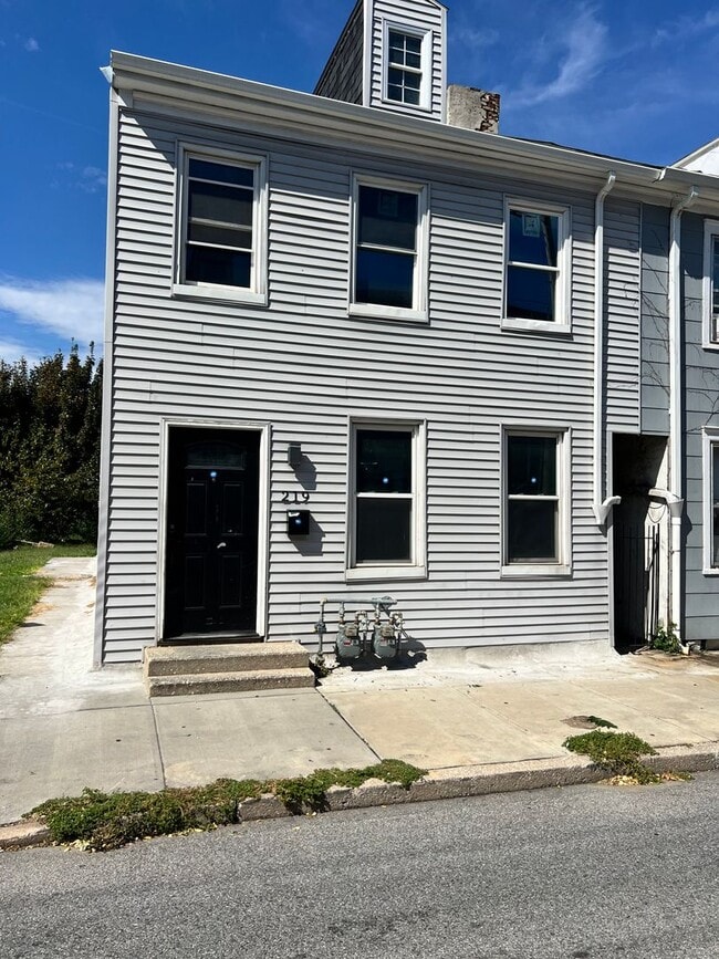 Building Photo - 219 Walnut St Unit Rear