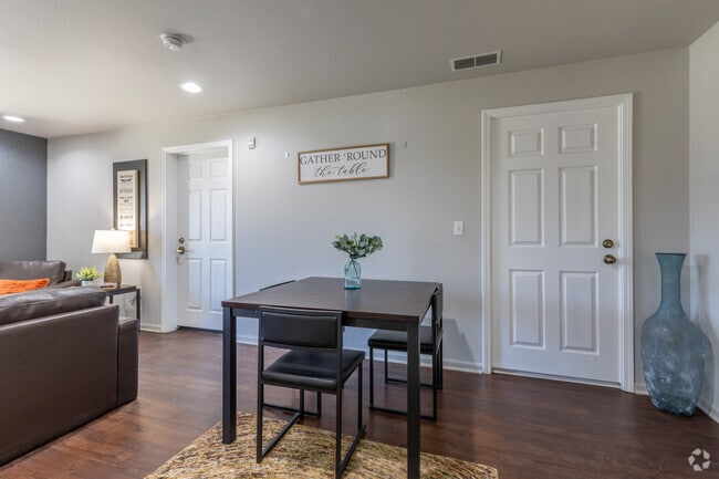 4BR, 4BA - 1,359SF - Dining Area
