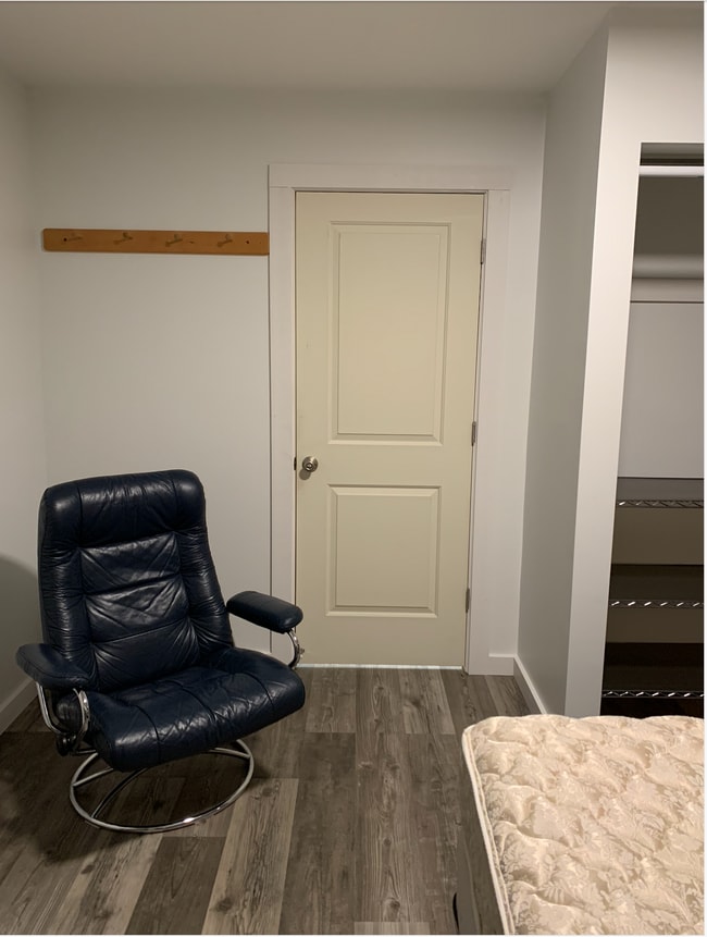 Silla cómoda y piso laminado nuevo. - 2190 Mattie Lu Dr