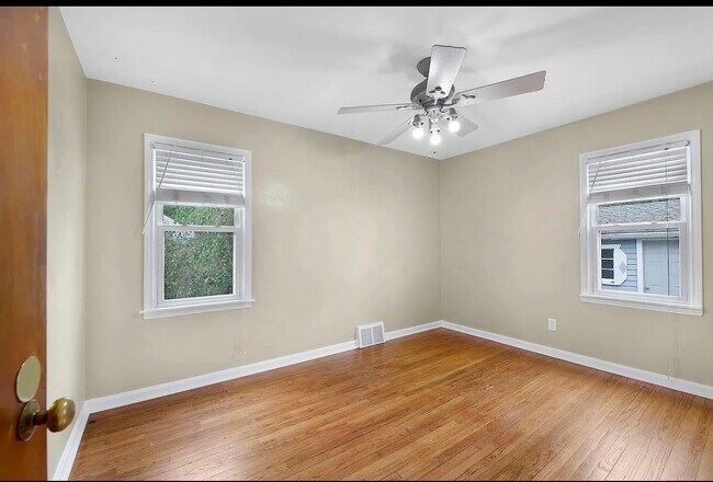 Photo - 2301 E 4th St