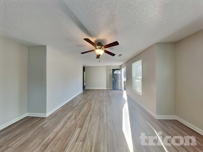 Photo - 812 N Royal Tower Dr