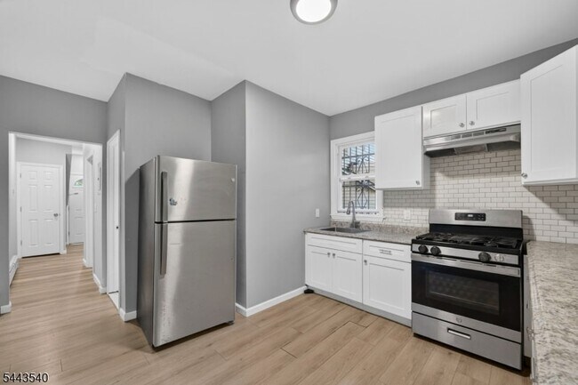 Photo - 437-439 7th Ave W Unidad 1