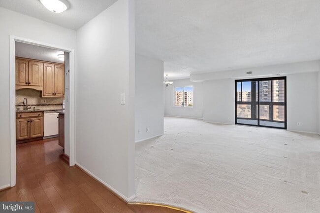 Building Photo - 8360 Greensboro Dr Unit 721