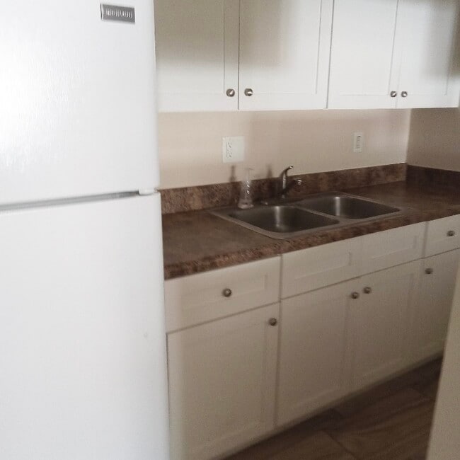 Building Photo - 5140 SE 31st St Unit B