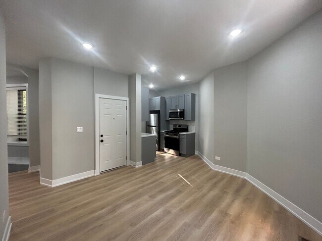 Building Photo - 428 W Belden Ave Unit 438-17