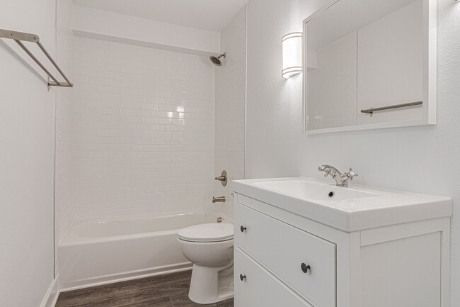 Renovated one bedroom - Bathroom