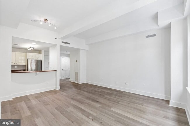 Building Photo - 1500 Chestnut St Unit 8G
