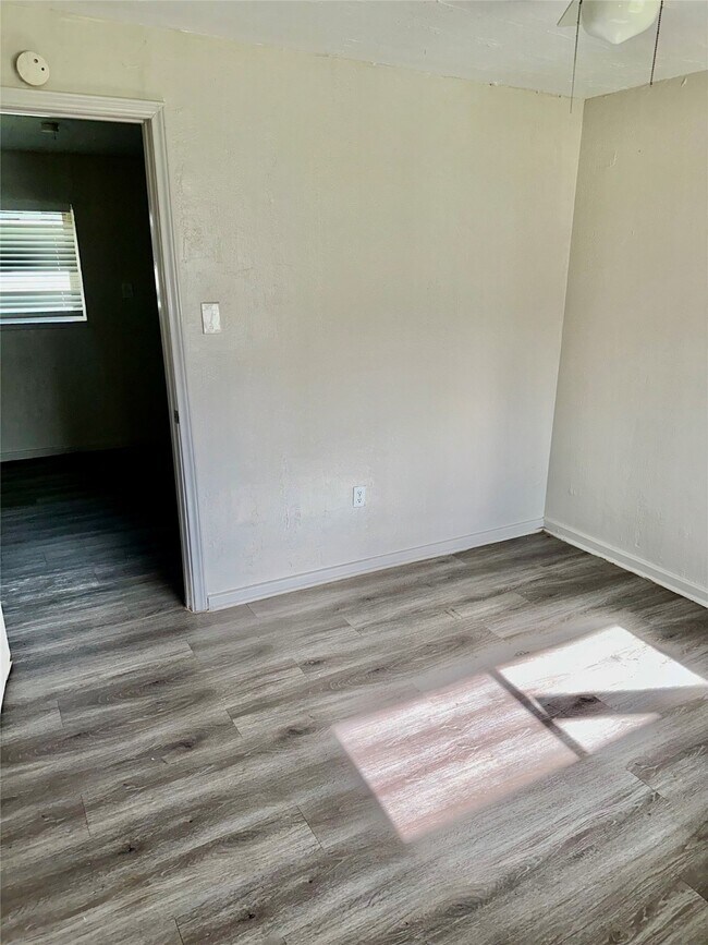 Photo - 5405 Suez St