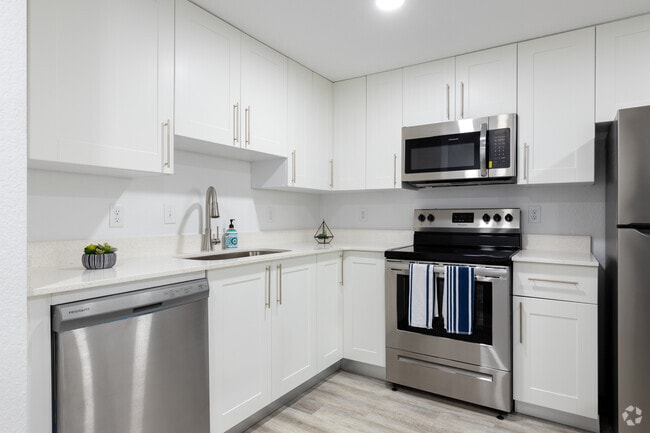 1HAB, 1BA - 720 ft² - Welcome to Champions Village – Your Perfec...