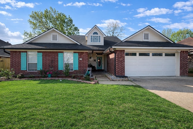 Building Photo - 4 BEDROOM ONLY 7 MILES FROM BARKSDALE AIR FORCE BASE