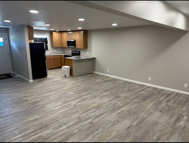 Photo - 310 W 5th St Apartments