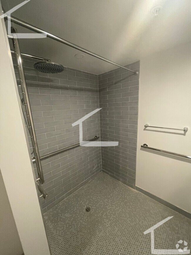 Building Photo - Gigantic, newly renovated 1 bedroom apartm... Rental