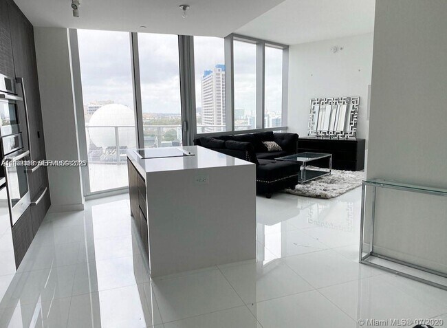 Photo - 851 NE 1st Ave Unidad 1402