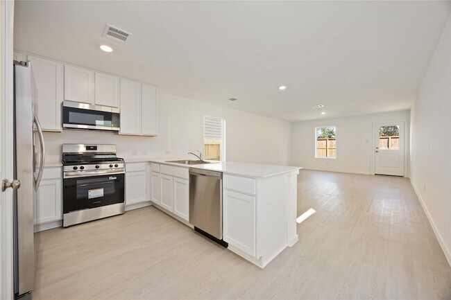 Photo - 905 Pertuso Ln