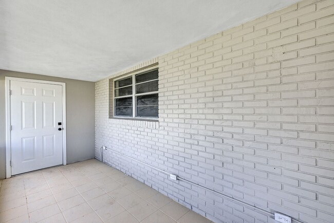 Photo - Charming 3-Bedroom Home with Spacious Yard & Enclosed Porch in Frostproof