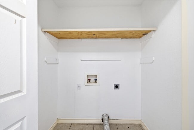 Photo - 201 Green Oaks Loop