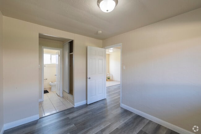 1BR, 1BA - 480 SF - Bedroom