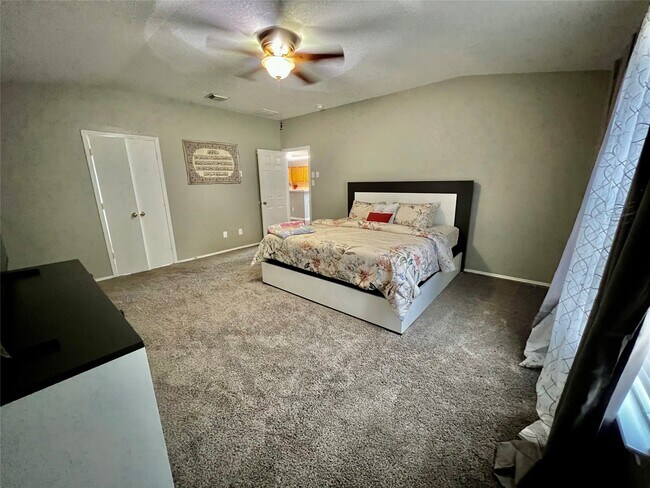 Photo - 9610 Serenata Ct