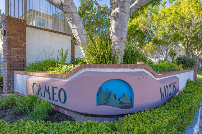 3648 Kalsman Dr Los Angeles, CA 90016-4404 - Cameo Woods
