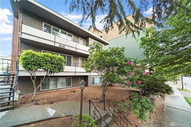 Photo - Spacious Top Floor 2 Bedroom Apt with Parking-Minutes from Alki Unidad 4