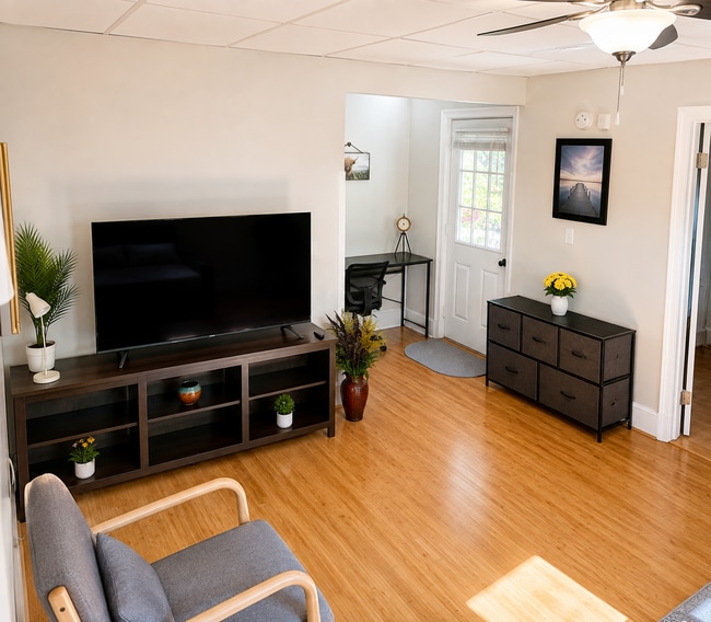 Photo - 611 W Henley St Unit Furnished Modern 3 Bedroom