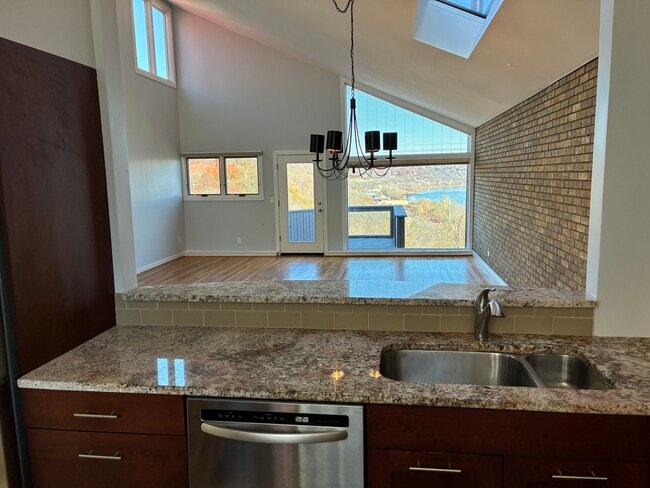 Vista de la planta principal desde la cocina - 1040 Hatch St