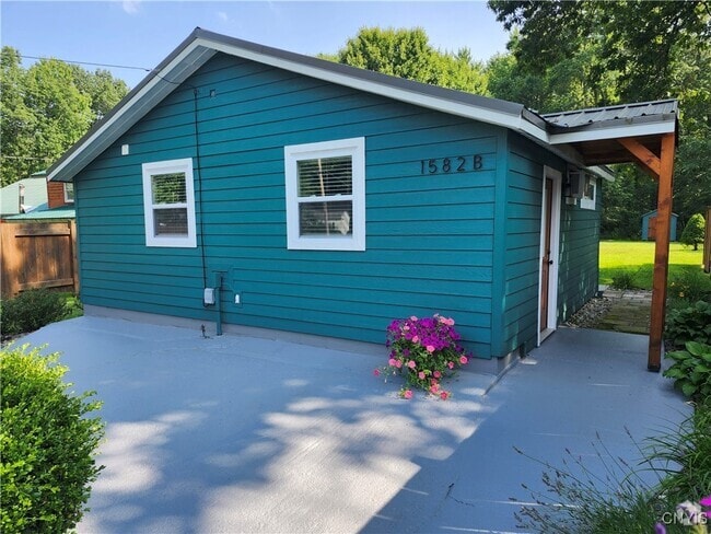 Building Photo - 1582 Chestnut Ridge Rd Rental