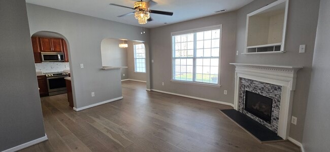 Photo - 848 Parkland Pl