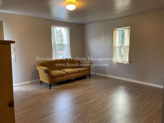 Photo - 515 Phoenix St NE