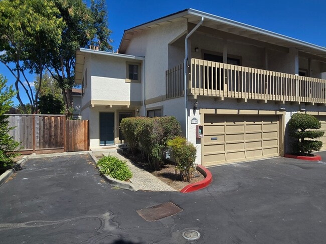 Building Photo - Spacious 2-Story Townhome, 2122 Sq Ft, End...