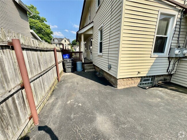 Building Photo - 235 E Elm St Rental