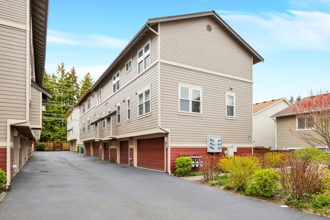 Building Photo - Efficient and Updated Townhouse Ready for Move-in!