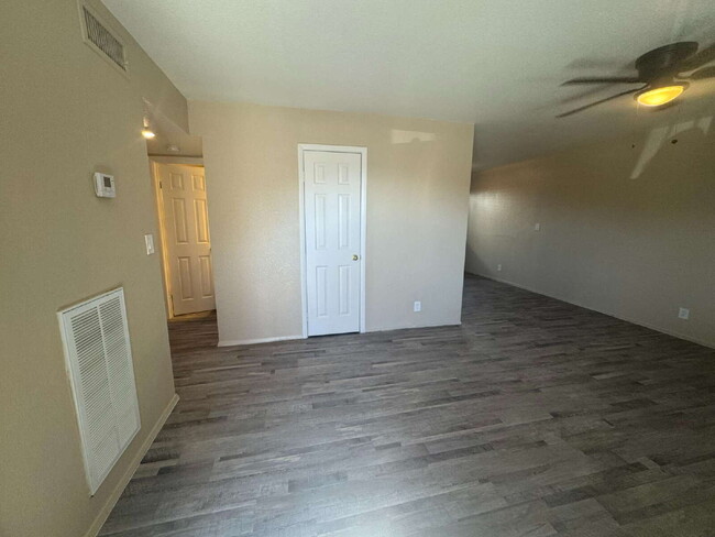 Building Photo - 4360 Twin View Cir Unit 1