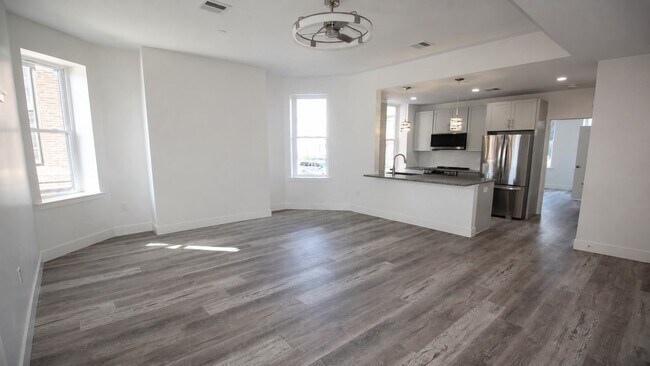 Building Photo - 525 E Broadway Unit 1