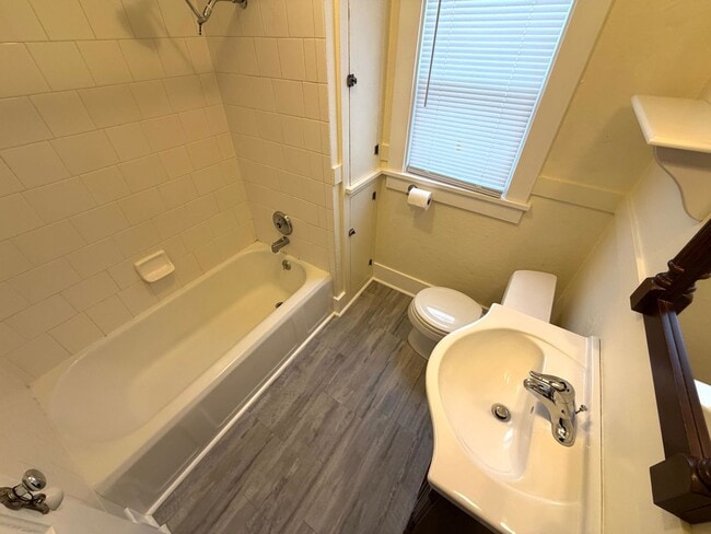 Photo - 676 N Davis St Unidad 4