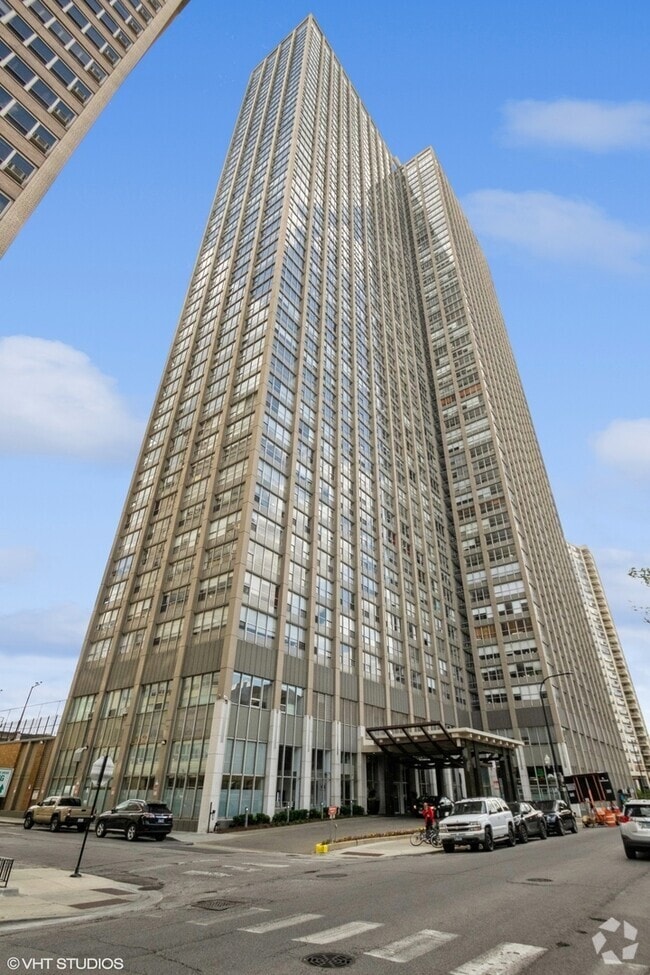 Building Photo - 655 W Irving Park Rd Unit 2704 Rental