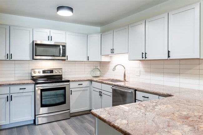 Building Photo - 600 S Clinton St Unit Windsor Gardens Rental