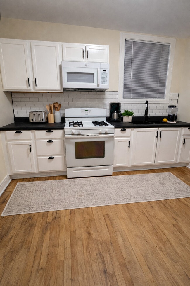 Photo - 610 E 74th St Unidad 2b