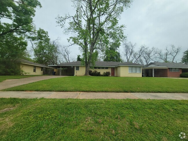Building Photo - $300 Off 1st Month Special Rental