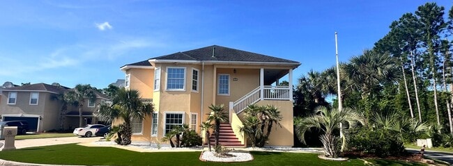 Custom 3B/3B plus bonus rooms steps from t... - Custom 3B/3B plus bonus rooms steps from t... House